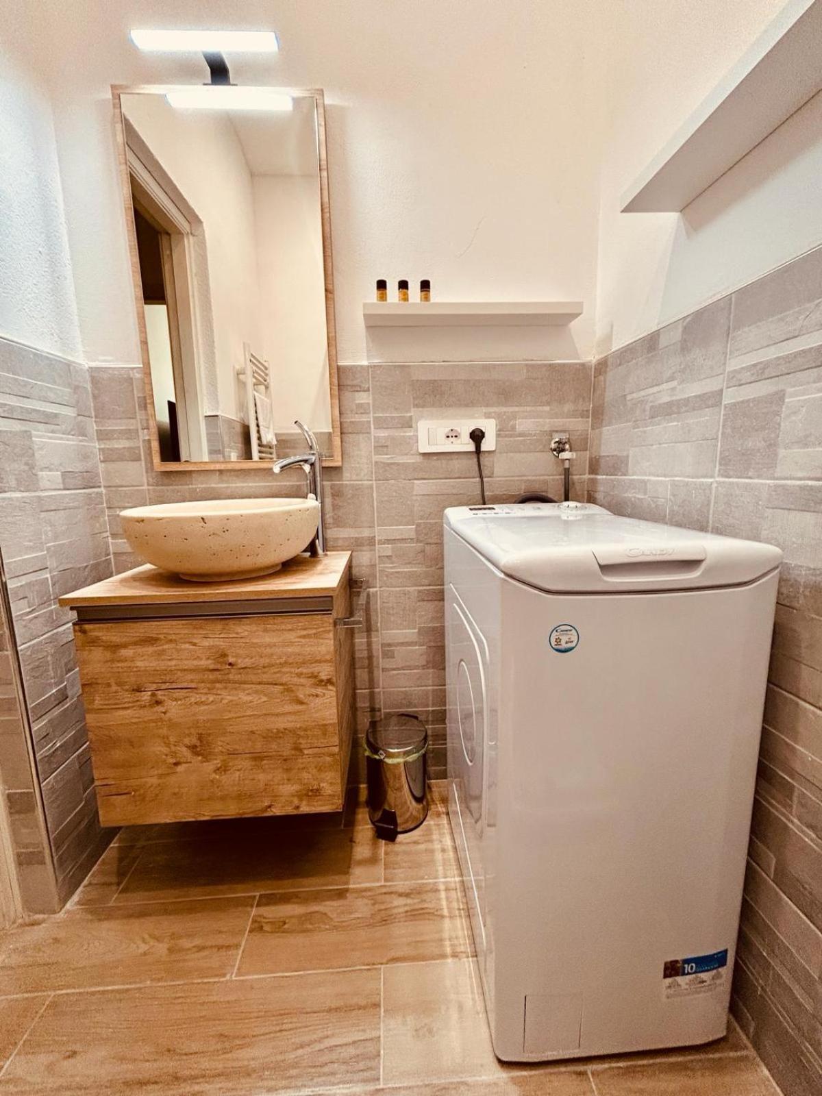 Apartamento Kibilu - Via Medaglie D'Oro Centro Citta Con Parcheggio Varese Exterior foto